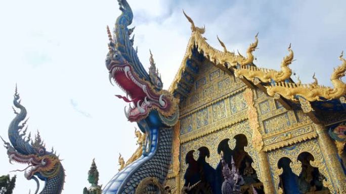 清莱府的荣苏十寺 (Wat Rong Sua Ten) 是泰国北部最著名的景点之一，令人惊叹的泰国旅