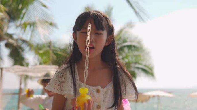 亚洲女婴吹肥皂泡三亚海南岛大东海旅游区