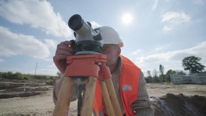 工程师测量师在变电站的建设中进行测量