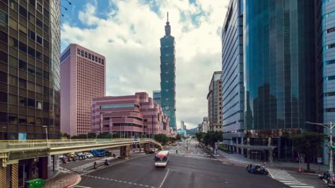 台湾台北尖峰时刻繁忙的十字路口