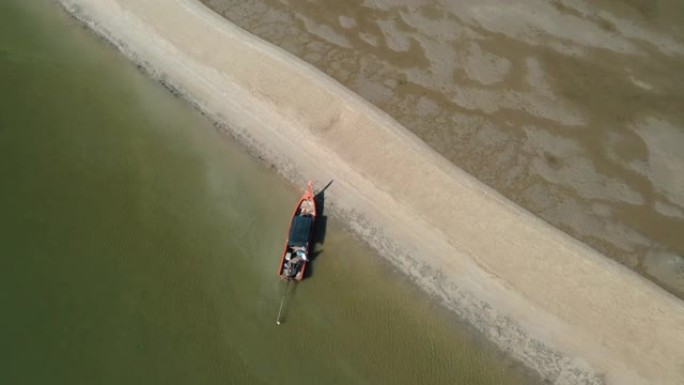 泰国沙敦省安达曼海海面沙丘酒吧的空中无人机视图