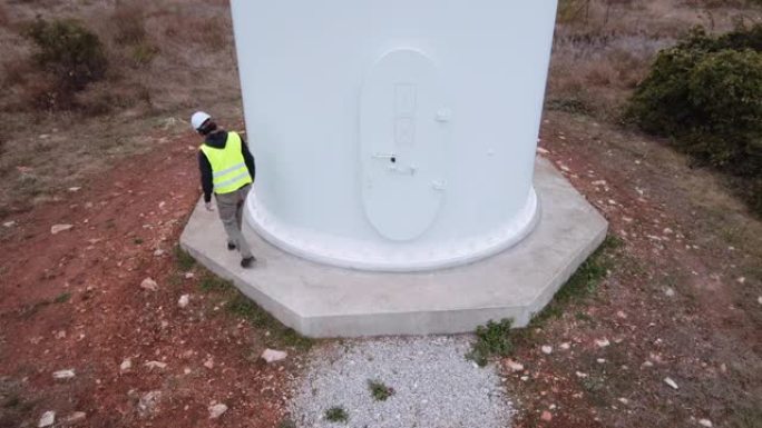 雨天在风力涡轮机农场工作的工程师。可再生能源系统。