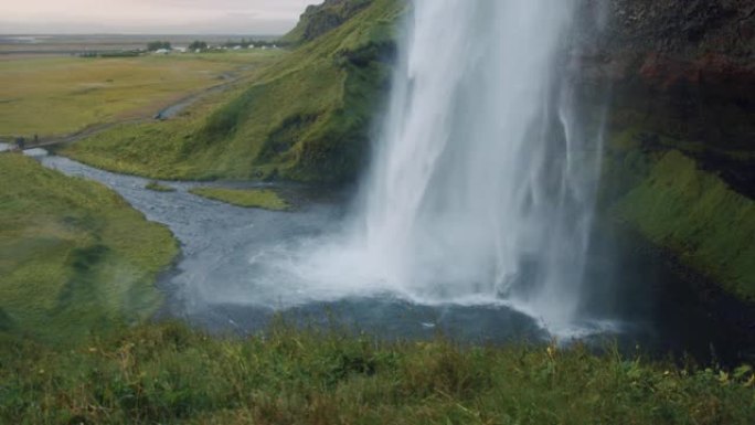 冰岛日落灯光下美丽的塞尔贾兰福斯瀑布的特写