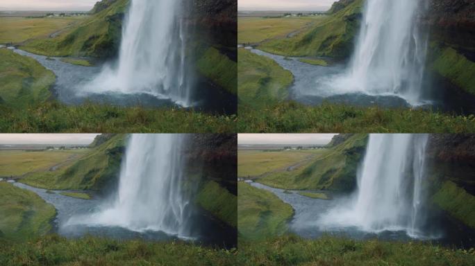 冰岛日落灯光下美丽的塞尔贾兰福斯瀑布的特写