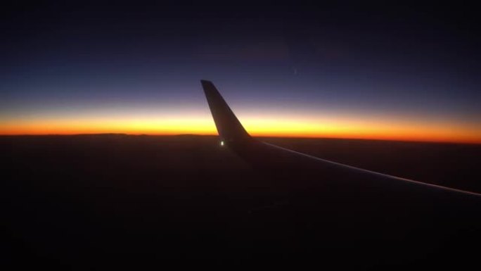 飞机降落在夜空沙漠中，从飞机机翼上的窗户可以看到日出，坠落和飞机坠毁。