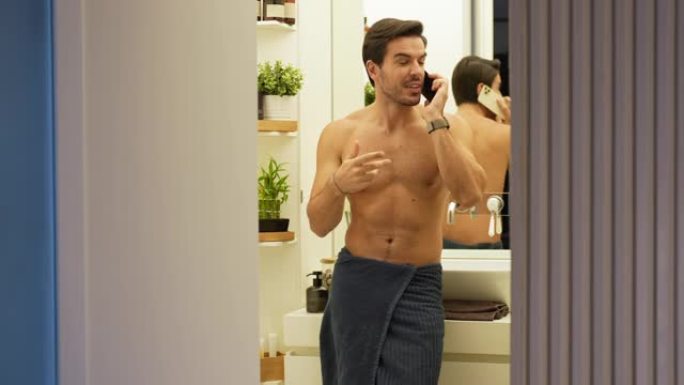 男人在浴室里用智能手机聊天
