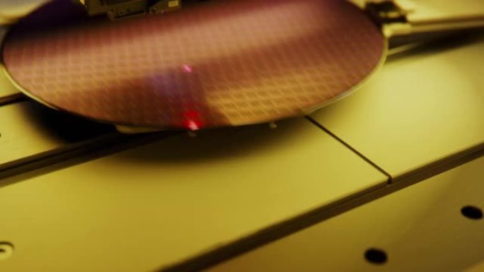 半导体铸造厂正在生产计算机芯片的硅片。
