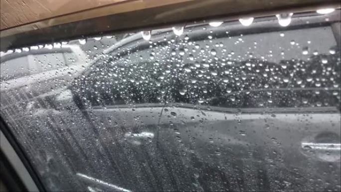 雨滴弄湿了挡风玻璃。水露高清视频。