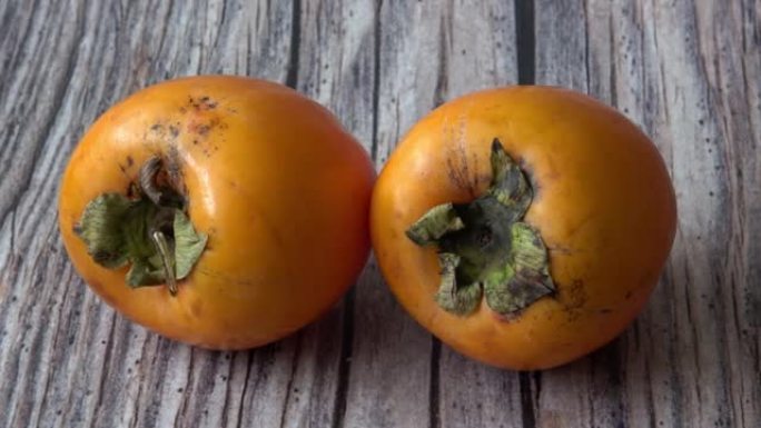 两个完整的新鲜成熟柿子