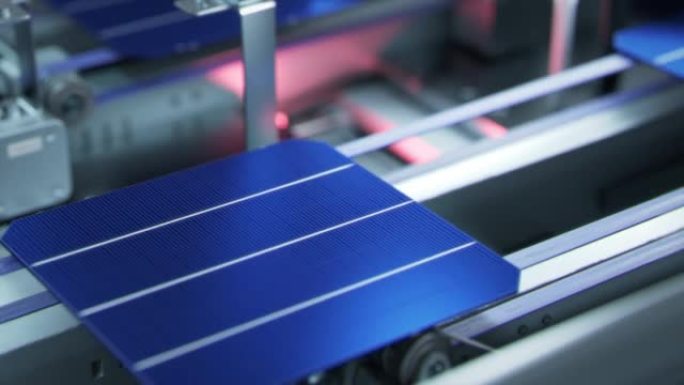 正在测试输送线上的太阳能电池板。太阳能电池板生产工艺先进工厂。