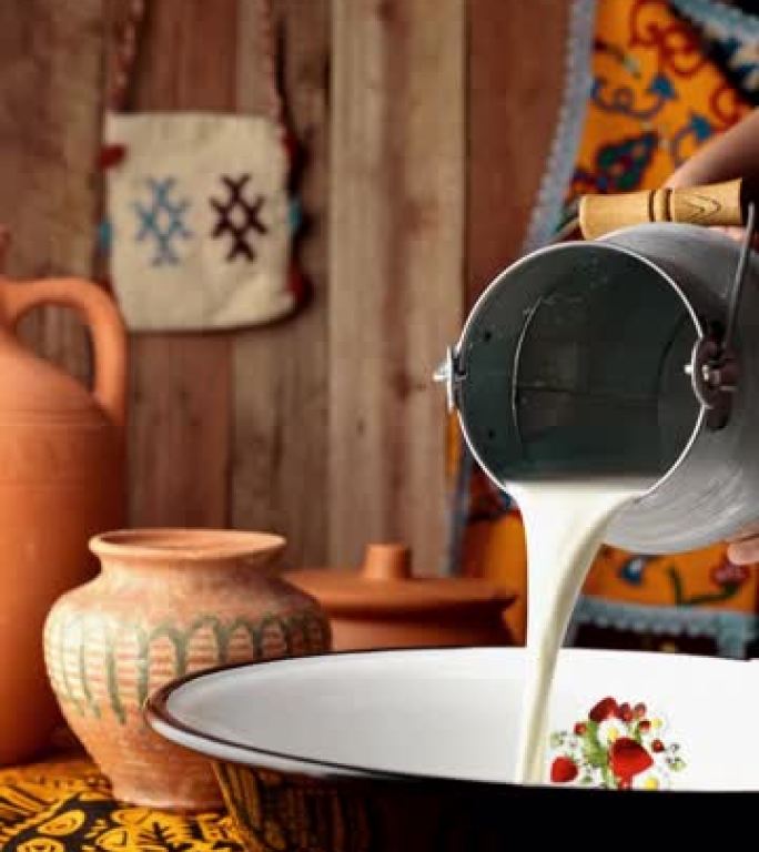 农妇将金属牛奶罐中的牛奶倒入搪瓷碗中
