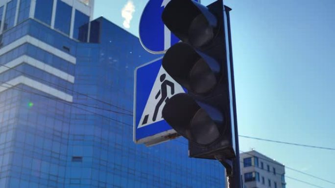 交通灯在城市十字路口切换颜色。行人过路标志
