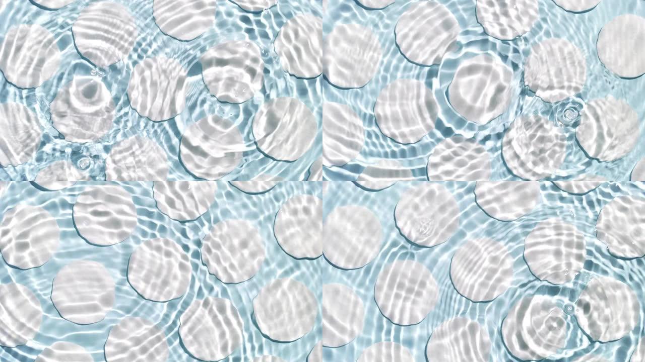 水滴落在蓝色棉垫上的水圈中