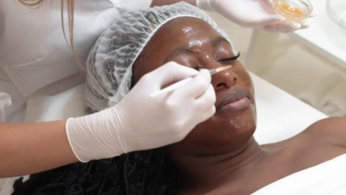沙龙面部护理护肤面膜女性客户