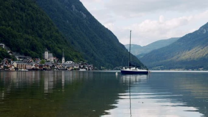 湖泊中的游船，背景是奥地利的哈尔斯塔特村，背景是奥地利的哈尔斯塔特村，背景是奥地利的哈尔斯塔特村