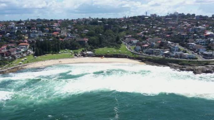 悉尼标志性勃朗特海滩的空中无人机回撤镜头