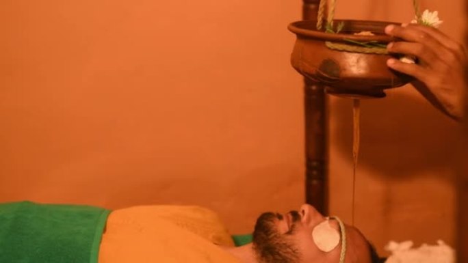 男子接受阿育吠陀治疗治疗足部放松按摩