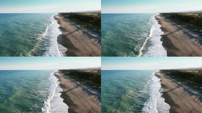 左边是大海，右边是海滩的风景