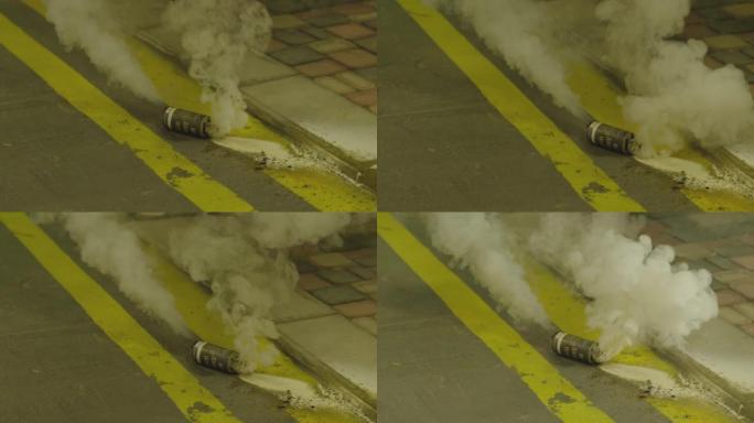 在街上扔军用烟雾弹。投掷烟雾弹。拉烟雾弹。军事或警察主题概念。慢动作在ARRI电影摄像机上拍摄。