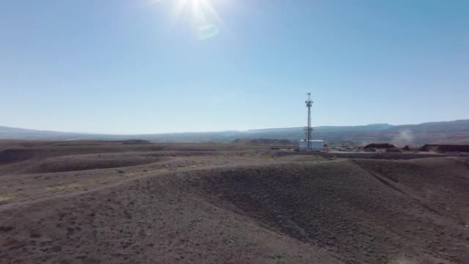 在冬天的一个阳光明媚的日子里，空中推射向科罗拉多州沙漠中的5g电信塔