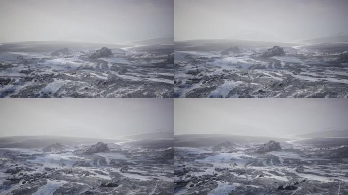 雾中积雪的南极山脉