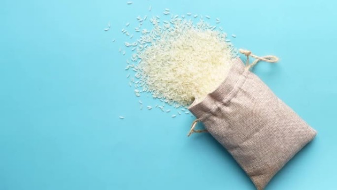 米饭放在桌布上的袋子里，俯视图。