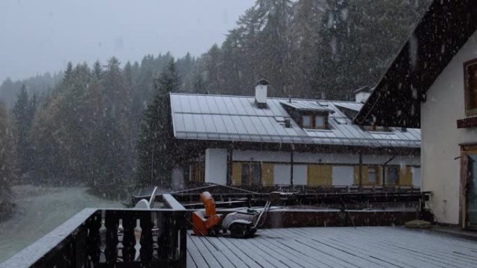 在郊区附近的大雪中，带有经典木屋的冬季景观