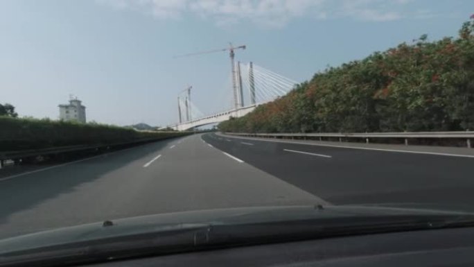 通过高速公路上正在施工的高架桥