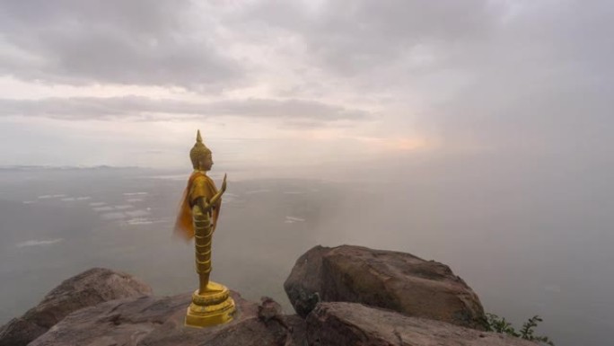 泰国华富里Wat Khao Phra Ya Dern Thong视点。日出期间时光流逝的云快速移动