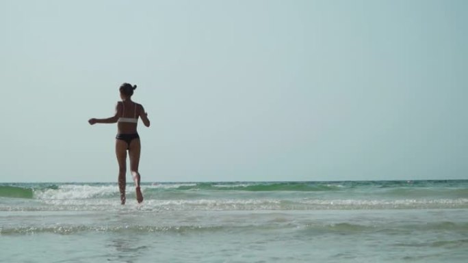 穿比基尼的女孩海上奔跑完美身材海浪