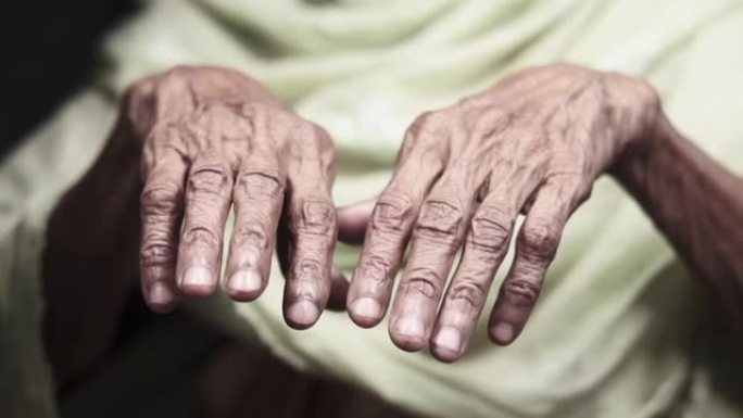 老人的手特写