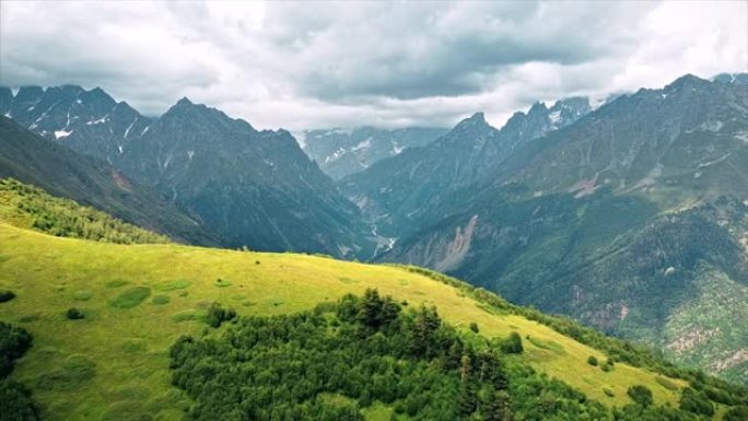 佐治亚州自然的空中无人机视图。高加索山脉，绿色，山谷，郁郁葱葱的云朵