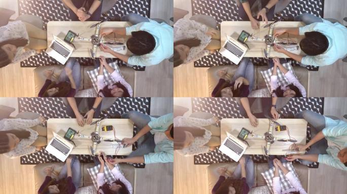 一群人在教室的笔记本电脑上编程rDIY无人机。