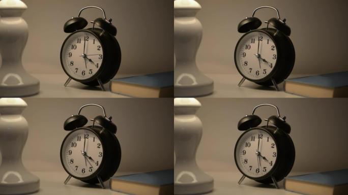 卧室床头灯和早晨4点的时钟，用于失眠和失眠的概念