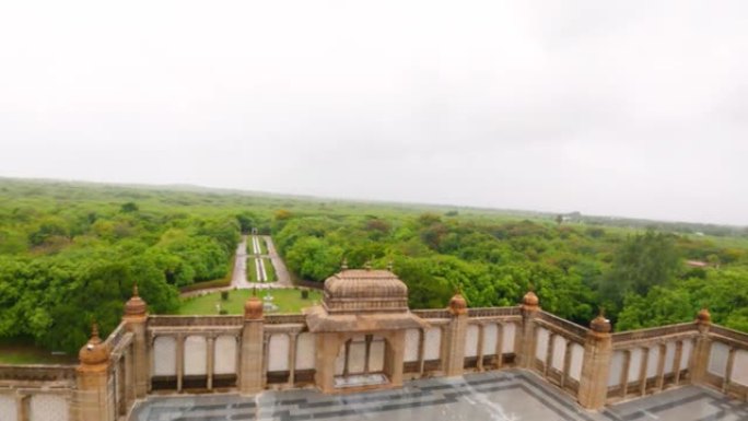 具有美丽建筑的历史宫殿的Arial视图。被绿色森林覆盖的宫殿。印度古代建筑。英达古吉拉特邦库奇的维杰