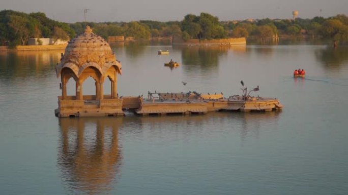 印度拉贾斯坦邦Jaisalmer的Gadisar湖中部的Chhatri视图。Chhatri亭在湖水中