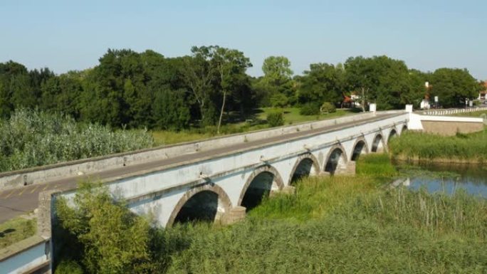 九孔桥 (kilenclauk ú h í d) 是匈牙利hortob á gy的著名地点。