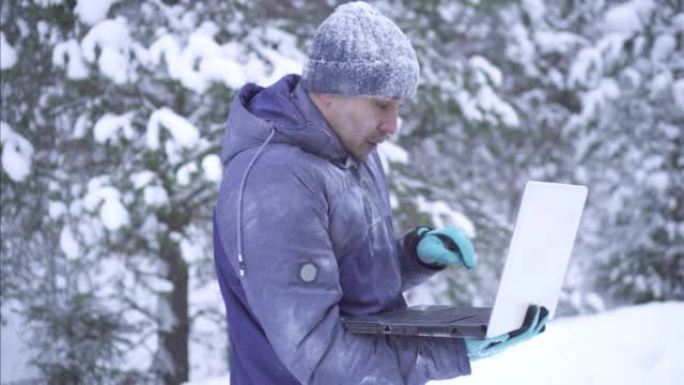 寒冷冬天的肖像冻人享受笔记本电脑