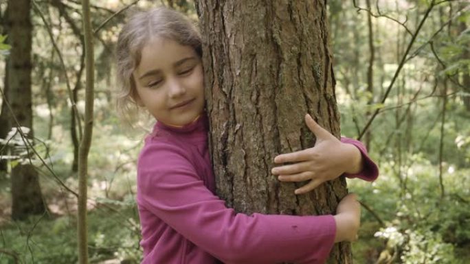 拯救地球绿色星球。儿童女孩在公园拥抱树干，热爱大自然生活。心满意足的小女孩拥抱着大树，表达着自然保护