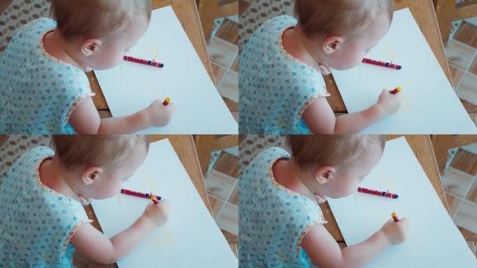 女婴用铅笔在空白的纸页上画画