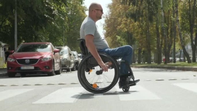 轮椅上的残疾人在公园小巷散步