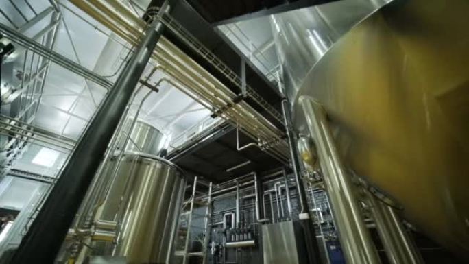 现代工艺啤酒厂。精酿啤酒生产。啤酒厂的现代设备