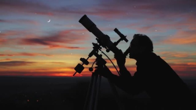 一个人的剪影，望远镜，恒星，行星和夜空下的流星。