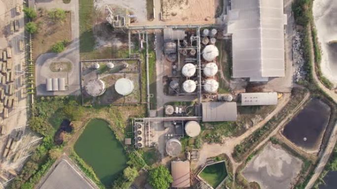 变电站厂的鸟瞰图，带罐库和发电厂废水池的高压电力