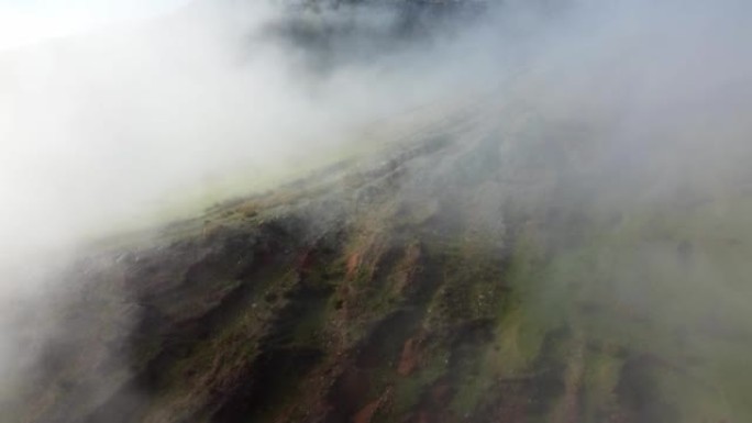 鸟瞰图是葡萄牙马德拉岛塔布阿里贝拉布拉瓦牧场上雾蒙蒙的早晨。4k视频。有雾的背景