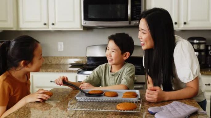 妈妈和孩子烤饼干温暖和睦开心