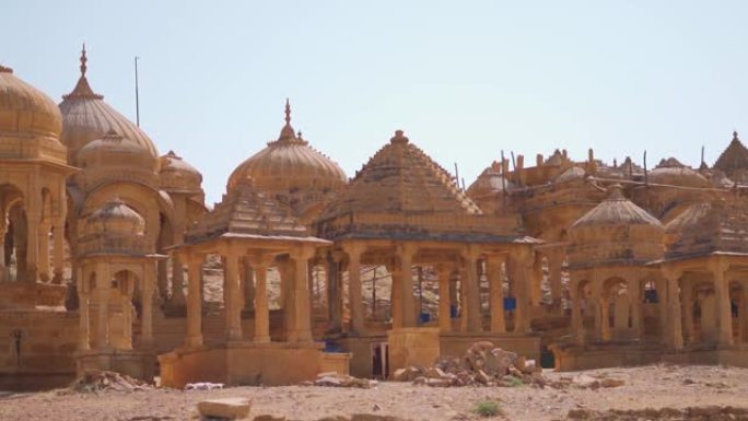 印度拉贾斯坦邦斋沙默尔的由黄色砂岩制成的斋沙默尔巴达巴格的历史统治者皇家纪念碑的特写镜头。巴达巴格的