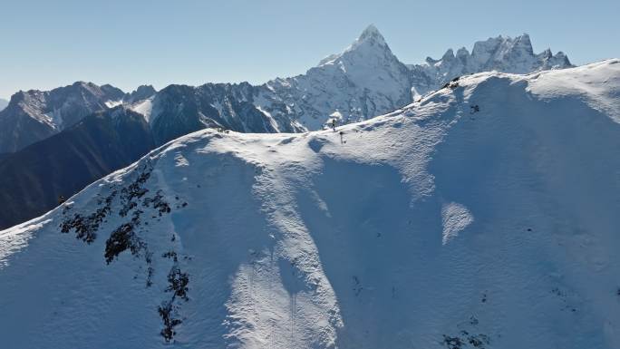 震撼的梅里雪山山脊线爬雪山登山的人
