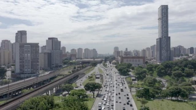 巴西圣保罗塔图阿佩的东径向，东侧，汽车和地铁流向附近