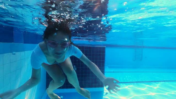 女人在水下呼吸，家庭视频风格拍摄，前视图。